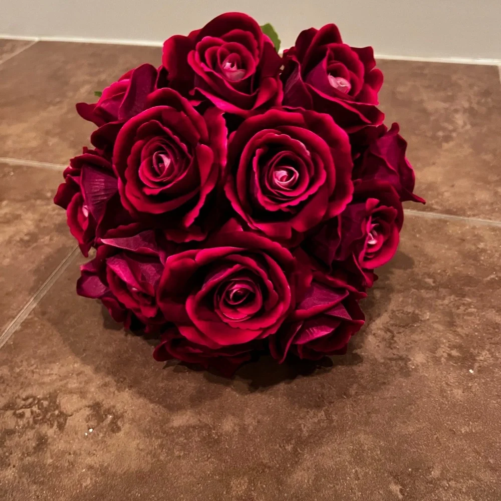 Bouquet with 12 (1 dozen) faux deep red/burgundy roses - Picture 7 of 7